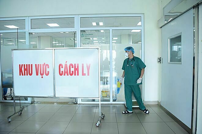 Bác sĩ làm việc tại khu vực cách ly bệnh viện Đông Anh, Hà Nội. Ảnh: Giang Huy
